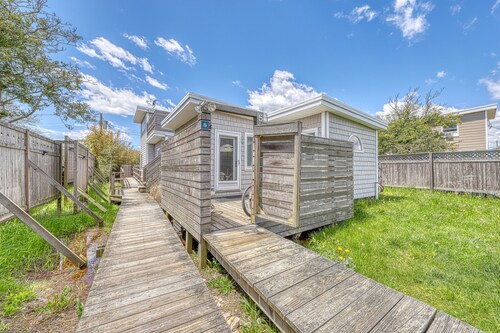 One Bedroom Apt. in Ocean Bay Park with deck & gas grill