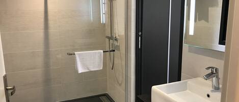 Bruser, hårtørrer, håndklæder, Sæbe