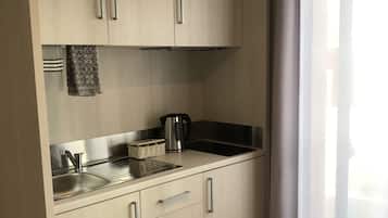 Réfrigérateur, micro-ondes, plaque de cuisson, bouilloire électrique
