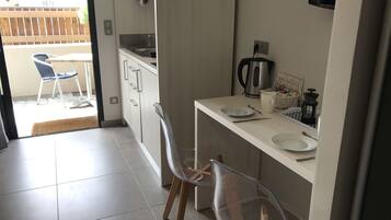 Réfrigérateur, micro-ondes, plaque de cuisson, bouilloire électrique