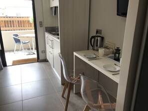 Fridge, microwave, stovetop, coffee/tea maker - Les Studios du Centre - La Teste de Buch - Bassin d'Arcachon (La Teste-de-Buch)