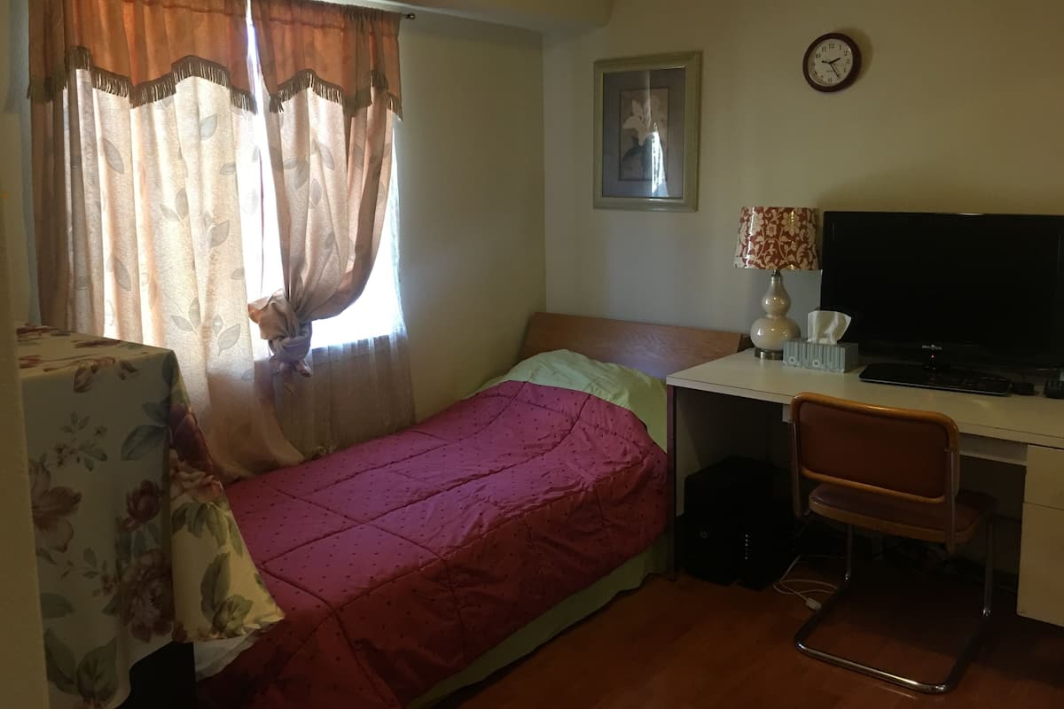 1 habitación, escritorio y espacio para trabajar con laptop