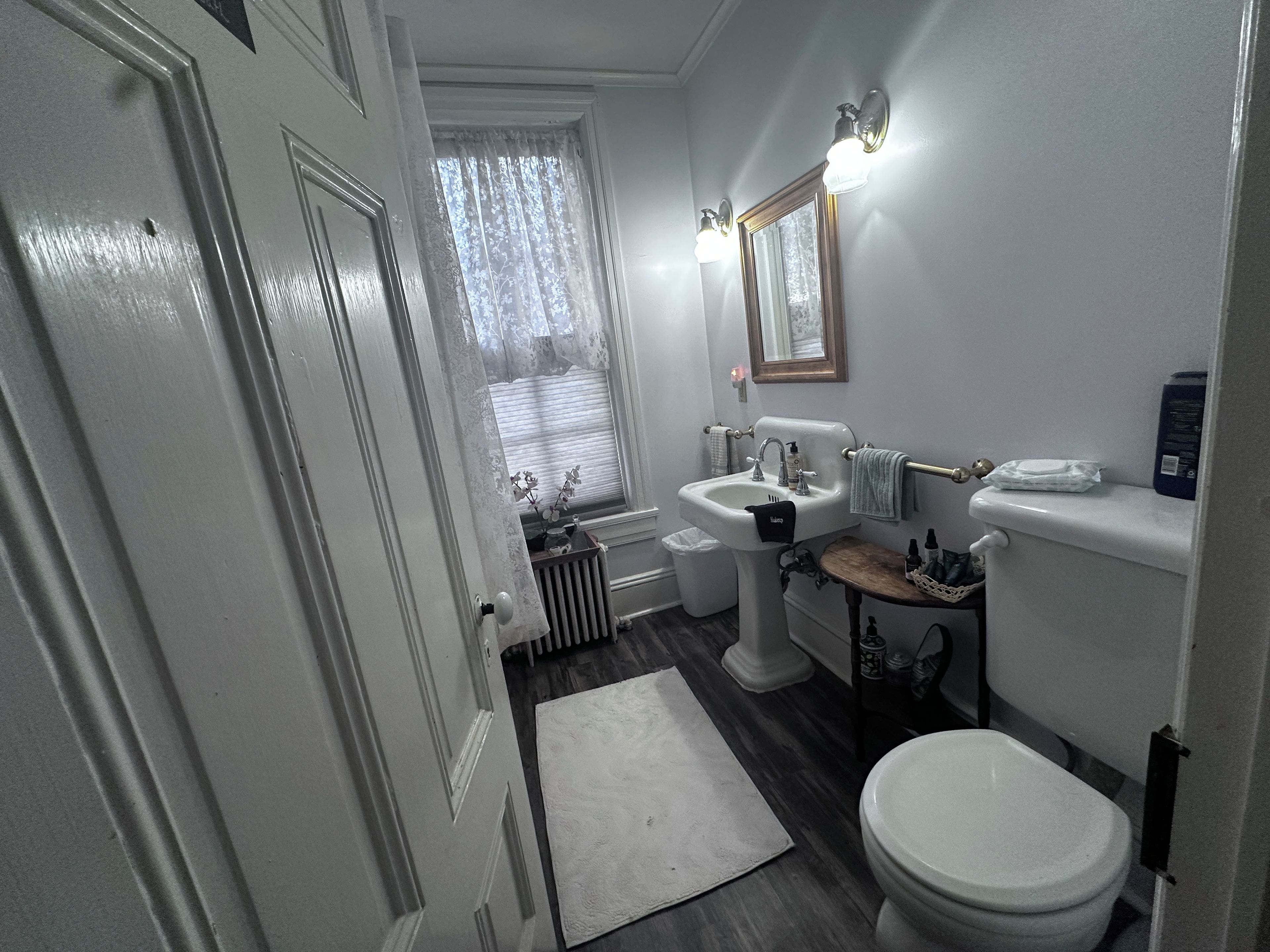 Un bagno con WC, lavandino e specchio.