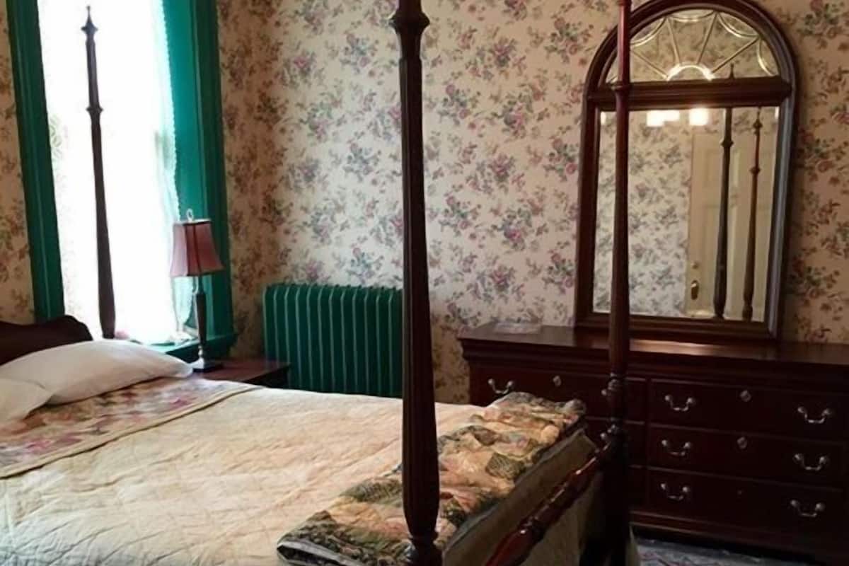 Country Suite | Individually furnished, soundproofing, free WiFi, bed sheets