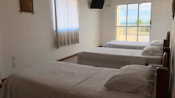 Frigobar, cortinas blackout, ferros/tábuas de passar roupa