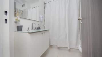Combined shower/bathtub