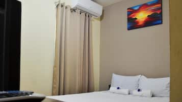 Tabla de planchar con plancha, wifi gratis, ropa de cama