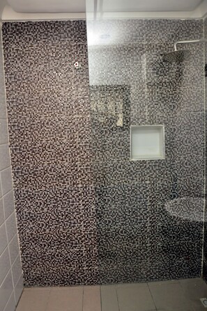Deluxe Room, 1 Double Bed | Bathroom shower - Jec Lodge Vgc (Lekki)