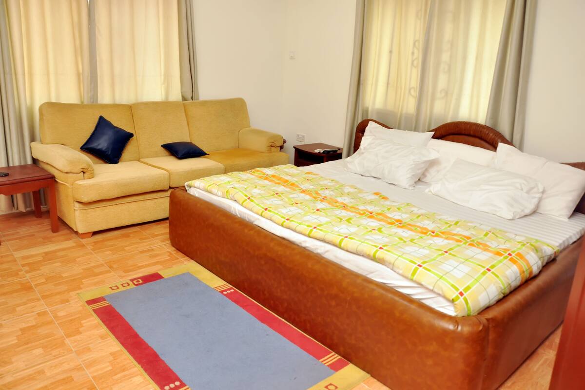 Executive Double Room, 1 King Bed | Desk, soundproofing, WiFi (free), bed sheets