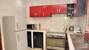 Classic Apartment, 1 Double Bed | Private kitchen | Fridge, microwave, stovetop, cookware/dishes/utensils - Jec Lodge Vgc (Lekki)