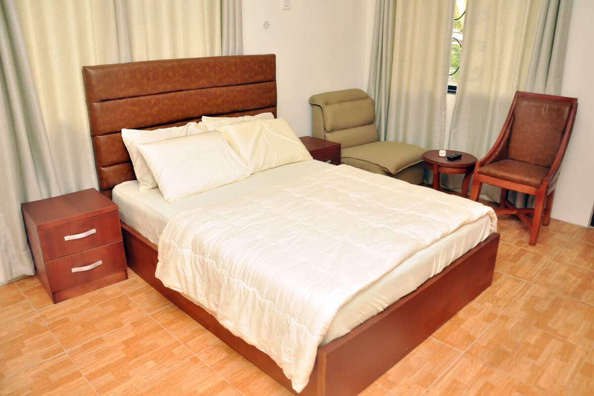 Business Room, 1 Double Bed, Sea View | Desk, soundproofing, WiFi (free), bed sheets
