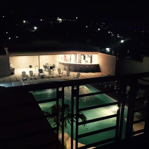 Una piscina al aire libre