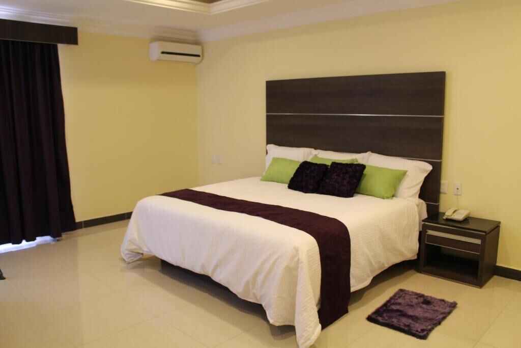 Caja de seguridad en la habitación y escritorio 