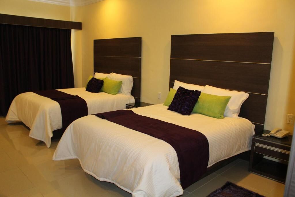 Zimmersafe, Schreibtisch, laptopgeeigneter Arbeitsplatz