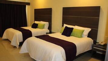 Zimmersafe, Schreibtisch, laptopgeeigneter Arbeitsplatz