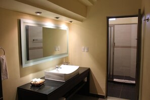 Een douche, handdoeken
