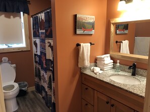 Duschwanne, Haartrockner, Handtücher, Seife