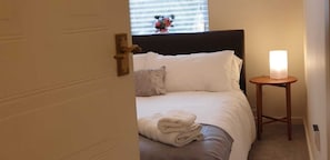 2 habitaciones, tabla de planchar con plancha, internet y ropa de cama