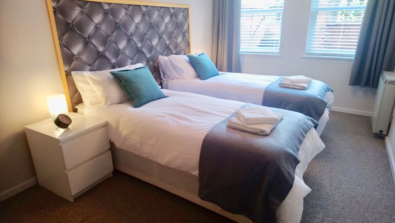 2 عدّة غرف نوم ومكواة/لوح كي وخدمة الإنترنت وملاءات أسرّة