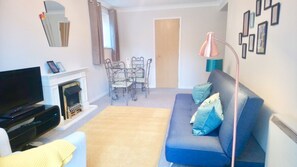 TV - Two Bed Apartment Leamington Spa/Warwick/Kenilworth/Stratford Upon Avon PARKING  (Leamington Spa)