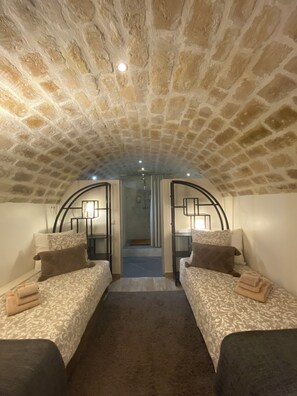 1 bedroom, iron/ironing board, travel crib, free WiFi - APT 70m2 5mns Montmarte, Moulin rouge, 3mns metro, heart of Batignolles (Paris)