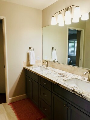 Duschwanne, Haartrockner, Handtücher, Seife