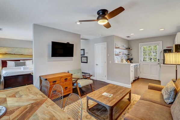 TV - Bright, Modern Carriage House off Crawford Square by Lucky Savannah (SAVANNAH)