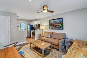 TV - Bright, Modern Carriage House off Crawford Square by Lucky Savannah (SAVANNAH)