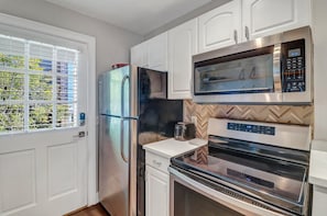 Jääkaappi, mikroaaltouuni, uuni, liesi