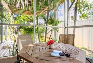 Outdoor dining - Beach Living at Island Pine Villas BLJ (George Town)