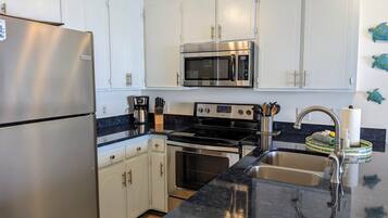 Køleskab, mikrobølgeovn, ovn, kogeplade