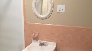 Deluxe Room, 1 King Bed | Bed sheets - Suburban's  Lavilla Inn (Greeneville)