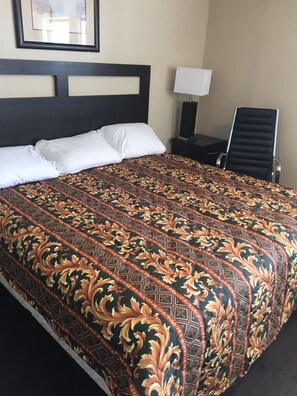 Deluxe Room, 1 King Bed | Bed sheets - Suburban's  Lavilla Inn (Greeneville)