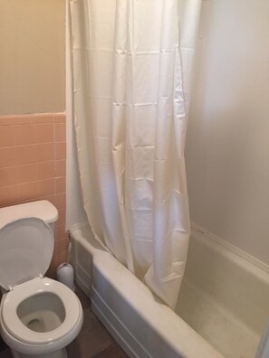 Deluxe Room, 1 King Bed | Bed sheets - Suburban's  Lavilla Inn (Greeneville)