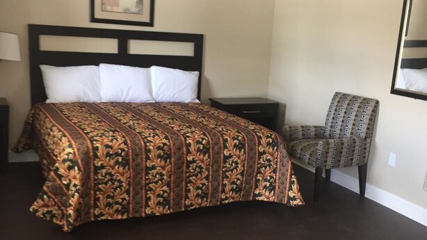 Deluxe Double Room | Bed sheets - Suburban's  Lavilla Inn (Greeneville)