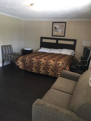 Deluxe Double Room | Bed sheets - Suburban's  Lavilla Inn (Greeneville)