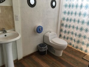 Shower, free toiletries - Laberinto Lodge (La Palmeria)