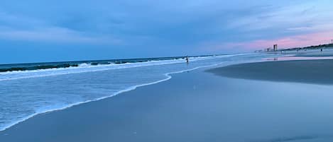 Beach nearby, sun loungers, beach towels