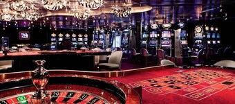 Bar house, Sauna, Game room Hot Tube 3,5bath Central AC, WiFi, lakes, pools, ski