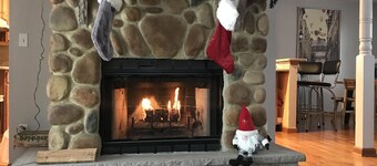 Bar house, Sauna, Game room Hot Tube 3,5bath Central AC, WiFi, lakes, pools, ski