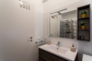 Douche, sèche-cheveux, bidet, serviettes fournies
