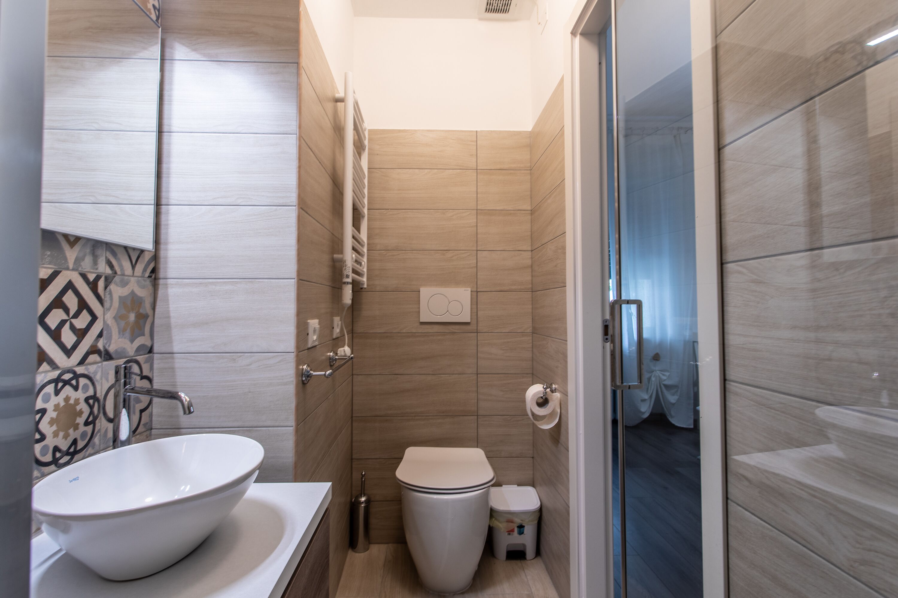 Douche, sèche-cheveux, bidet, serviettes fournies