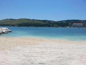 Beach - Apartment with terrace (Trogir)