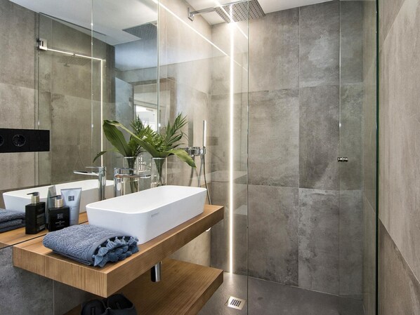 Dusche, Haartrockner, Handtücher, Seife