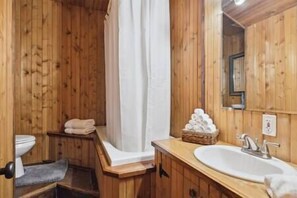 Hair dryer, towels, soap, shampoo - Whimsical Gatehouse at Dark Horse Estate (Franklin)
