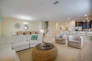 House, Multiple Beds (9 Bedroom 5 Bathroom in Champions Gat) | Living area