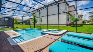 Un área de piscina techada con sillones de descanso y un jacuzzi.