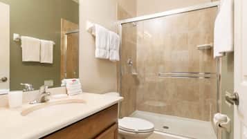 Apartamento, 1 cama King (OAKWATER RESORT near Disney!(2OWT27OW) | Banheiro | Secador de cabelo
