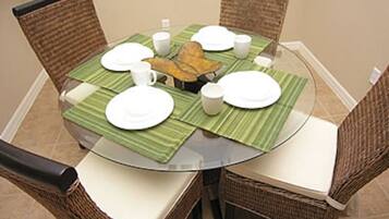 Apartment, 1 King Bed (OAKWATER Resort, amazing location (2O) | In-room dining