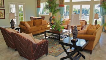 Apartment, Multiple Beds (3 bedroom OAKWATER Resort nearest DIS) | Lobby sitting area